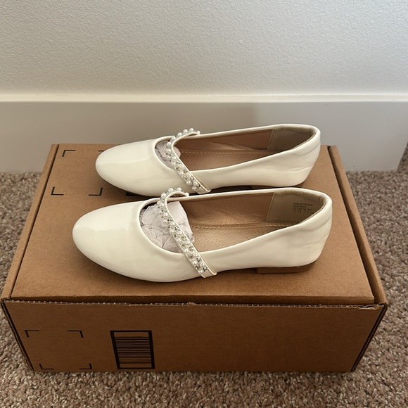 Dream Pairs White Flat Ballerina Shoes with Pearl Straps - Picture 2 of 7
